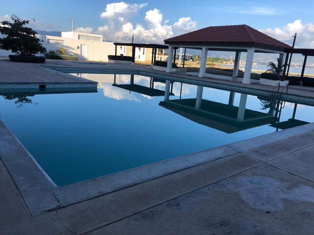 Bayfront Villa & Apartment Portmore Esterno foto